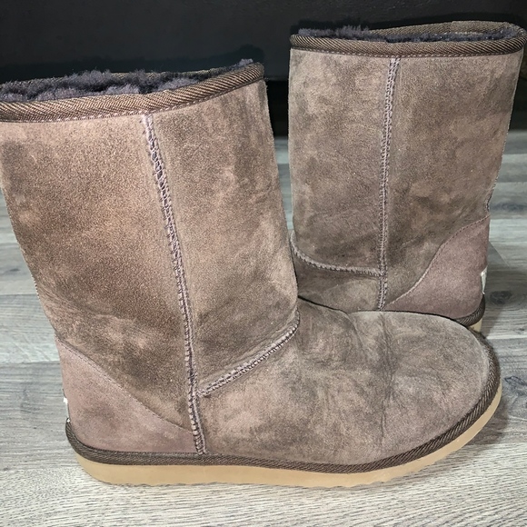 UGG Classic Short Brown Boots / 9 - Picture 2 of 6